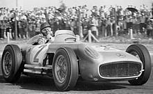 Großer Preis von Argentinien in Buenos Aires, 16. Januar 1955. Sieger Juan Manuel Fangio im Mercedes-Benz Rennwagen W 196 R Monoposto. Als einziger Spitzenfahrer stand Fangio dieses Rennen ohne Ablösung durch und gewann überlegen.